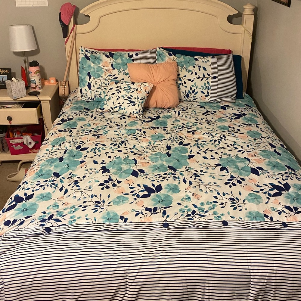 Queen size comforter! - Picture 5 of 5